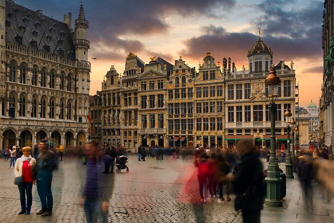 brussels-walking-tour-with-waffle-tasting-history-and-delights