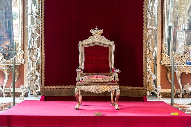 buckingham-palace-exterior-and-royal-history-private-tour