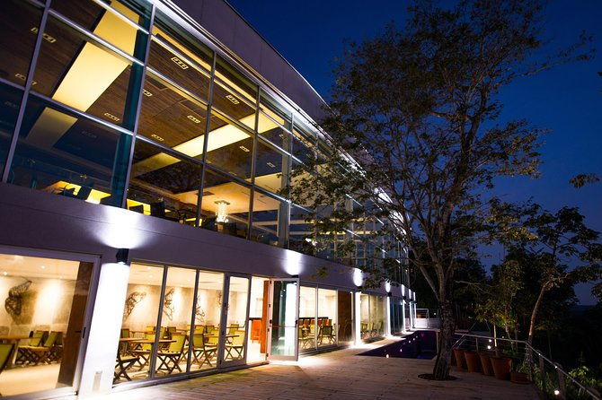 by-night-puerto-iguazu-with-argentinian-restaurant-guamini-mision