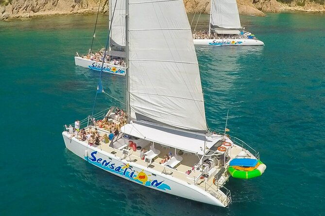 catamaran-departure-in-a-young-atmosphere