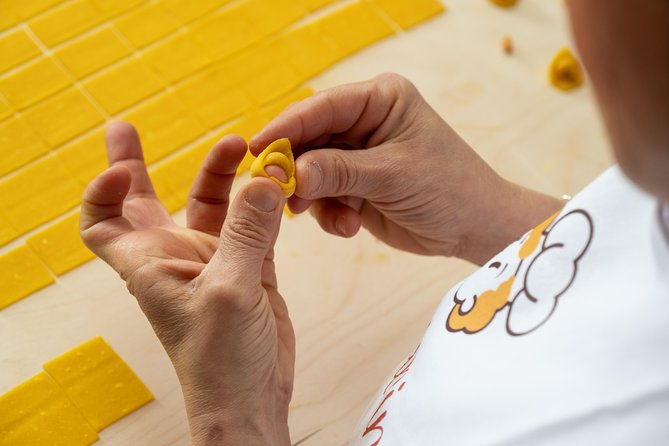 cesarine-small-group-tortellini-class-at-locals-home-in-bologna-2