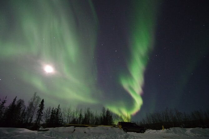 chasing-northern-lights-aurora-borealis-tour-with-photography