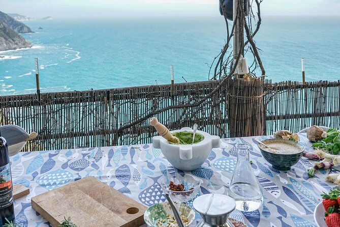 cinque-terre-gnocchi-pesto-class-with-seaview-in-riomaggiore