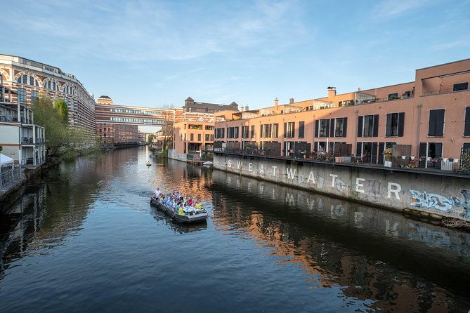 city-tour-by-motorboat-2