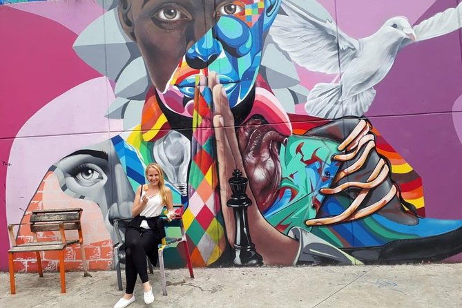 comuna-13-graffiti-tour-with-metrocable