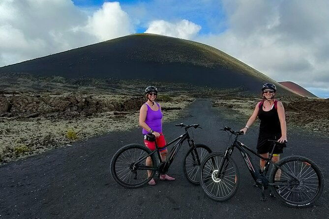 cycle-among-volcanoes-discover-the-essence-of-lanzarote
