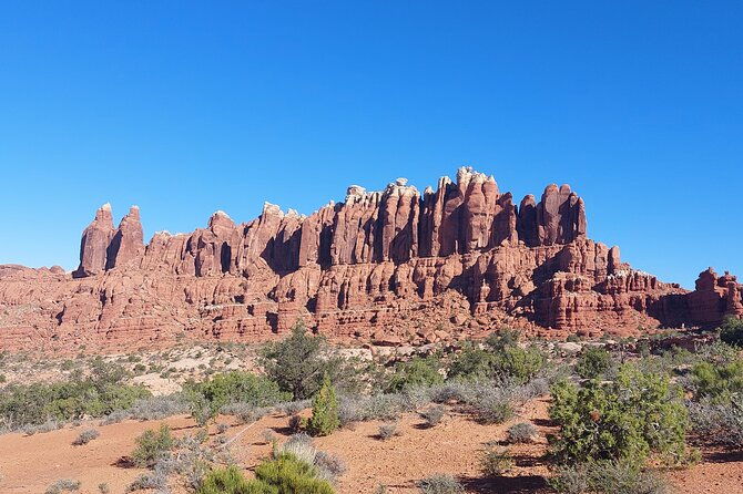 discover-the-hidden-arches-solitaire-arches-private-desert-hike