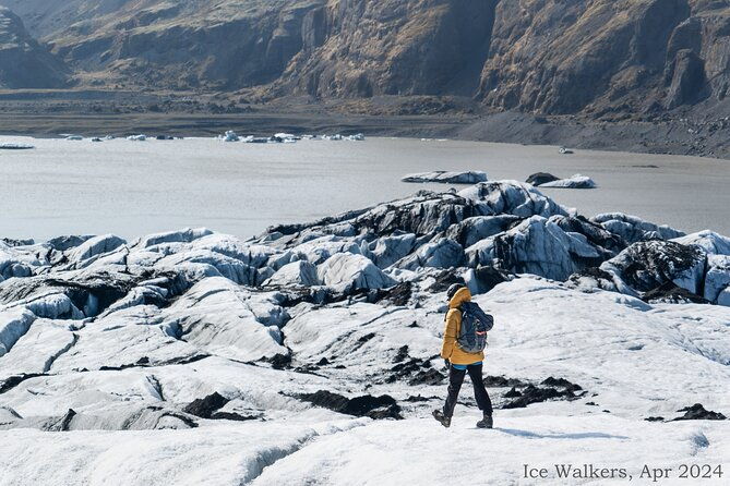 easy-hike-on-solheimajokull-glacier