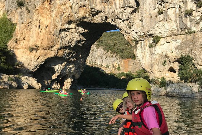 family-canoe-trip-under-the-pont-darc-from-3-years-old