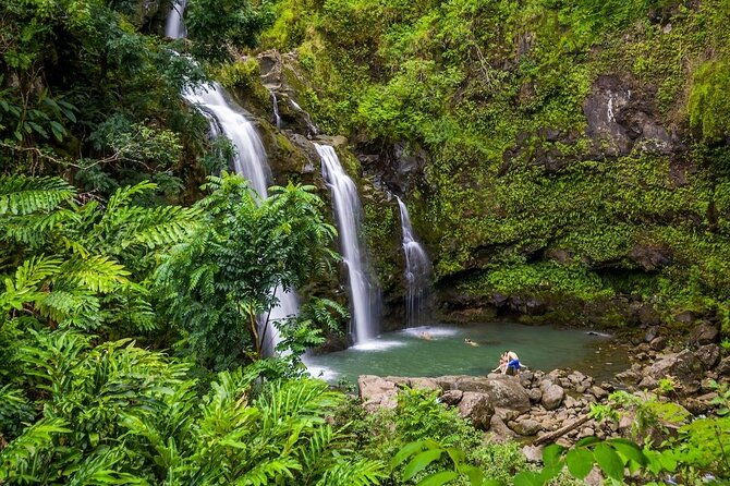 famous-road-to-hana-waterfalls-black-sand-beach-lunch-2