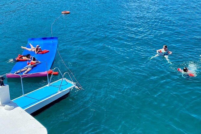 flamingo-family-fun-catamaran-snorkelcomfortable-shaded-seating