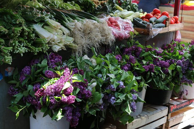 food-tasting-at-locals-favorite-farmers-market-in-belgrade