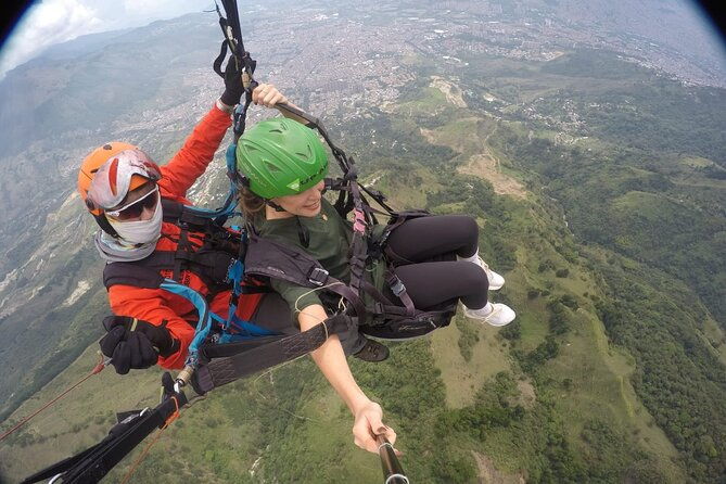 go-paragliding-in-medellin-with-private-transporter-service