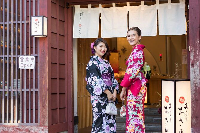 gold-leaf-crafting-in-higashi-chayagai-kanazawa