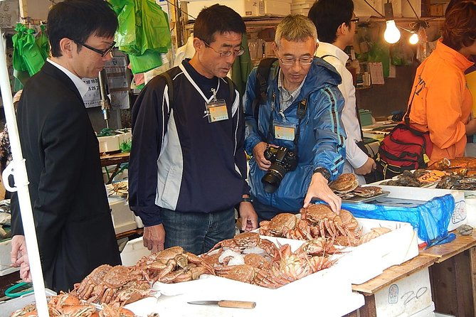 good-morning-breakfast-at-local-fish-market-with-a-guide