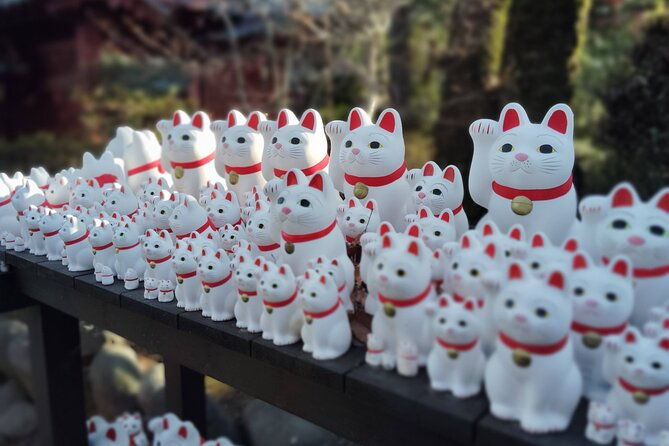 gotokuji-temple-walking-tour-with-numerous-cat-statues