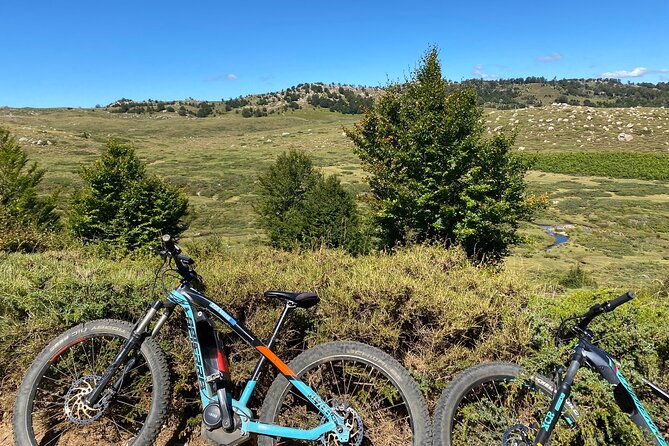 guided-ride-on-the-plateau-du-coscione-by-electric-mountain-bike