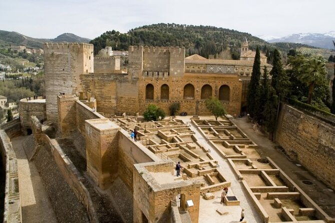 guided-tour-to-alhambra-with-generalife-alcazaba-and-carlos-v