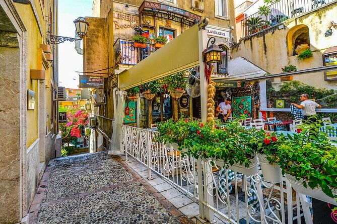 guided-walking-tour-in-taormina