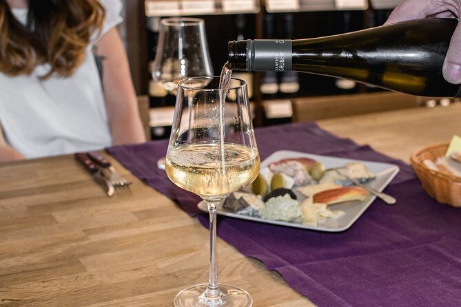 guided-wine-tasting-in-a-hidden-wine-bar