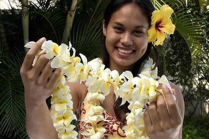 honeymoon-airport-lei-greeting-on-kona-hawaii