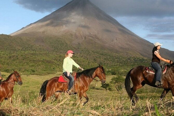 horseback-riding-at-arenal-volcano-foothills
