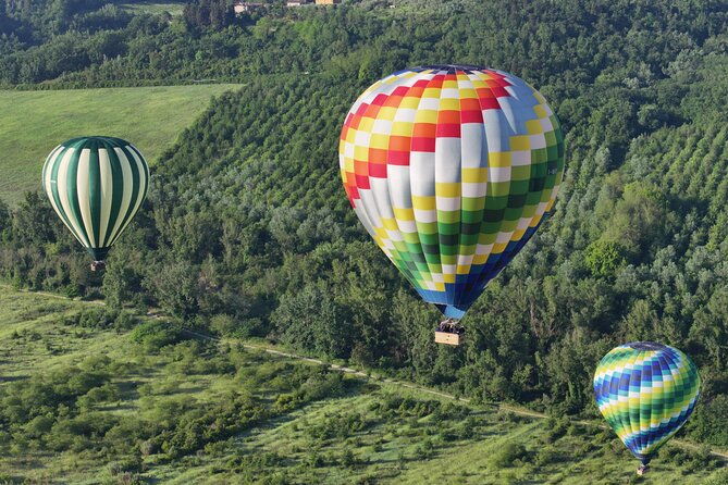hot-air-balloon-over-the-hills-of-pienza-montalcino-and-val-dorcia