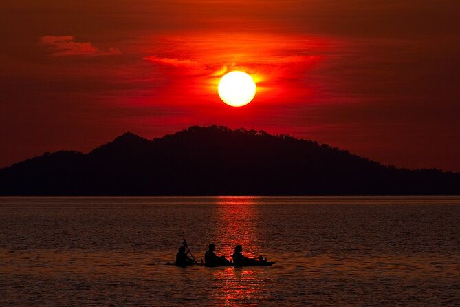 illuminated-night-kayaking-at-the-elysian-resort