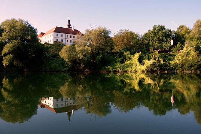 kupa-river-cruise-in-the-traditional-zitna-lada-boat-in-karlovac