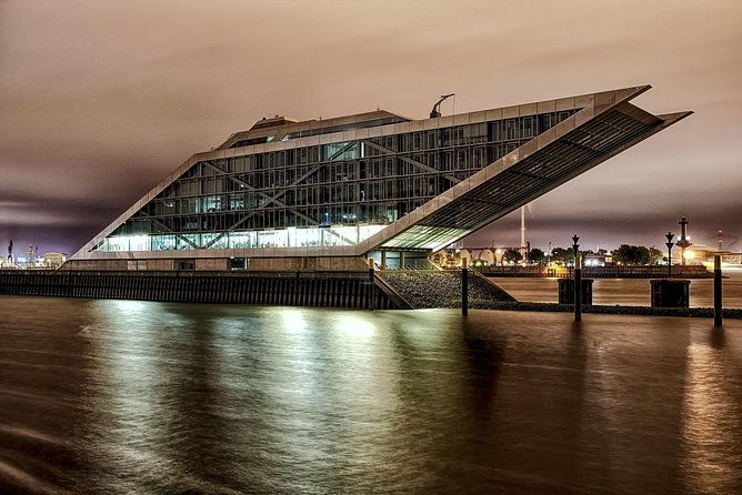 lights-tour-through-the-port-of-hamburg-and-to-the-historic-warehouse-district-2