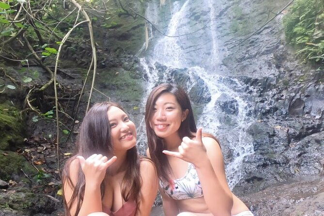 nature-hike-to-waterfall