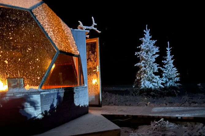 northern-lights-dinner-in-a-glass-igloo