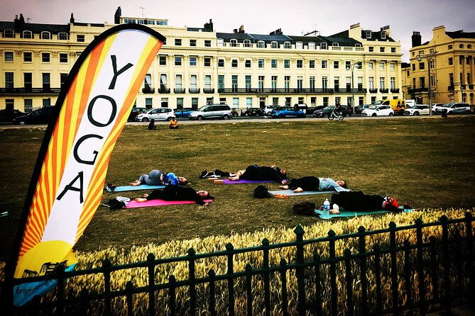 outdoor-yoga-class-at-brightons-sea-front