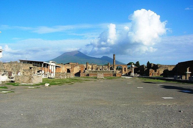 pompeii-living-with-the-volcano