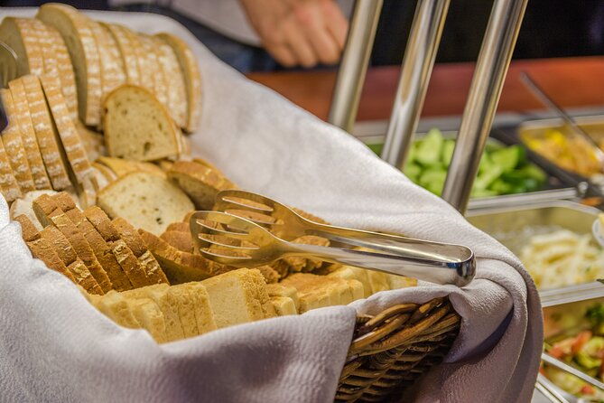 prague-sightseeing-boat-cruise-with-buffet-dinner