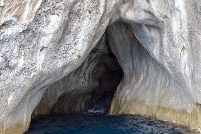 private-boat-experience-experience-the-sea-of-capri-at-its-best-4-hours-2