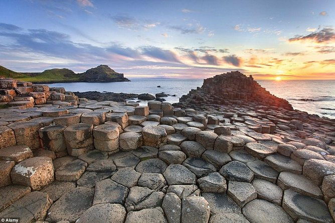 private-causeway-coastal-tour-rope-bridge-giants-causeway