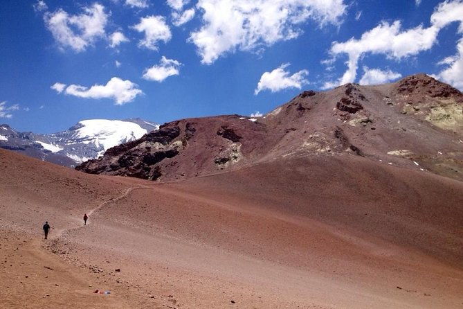 private-full-day-hike-to-pintor-hill-from-santiago-reaches-4-180m-in-one-day