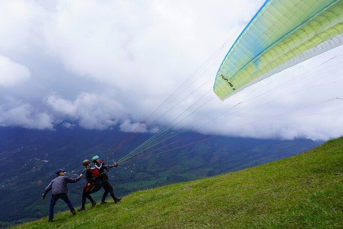 private-guatape-boat-rideparagliding-flightanimal-farm