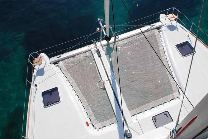 private-morning-tour-lagoon-400-380-sailing-in-santorini-lunch-drink-transfer