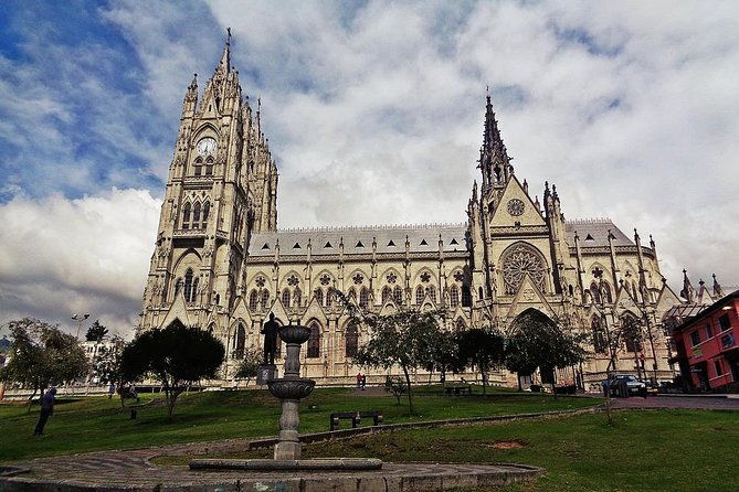 private-quito-city-tour-historical-center-equator-museum-and-pululahua-crater