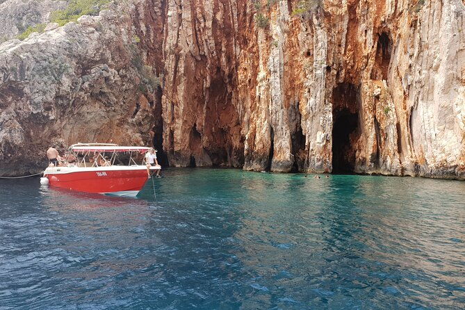 private-red-rocks-and-pakleni-islands-beach-hopping-speedboat-tour