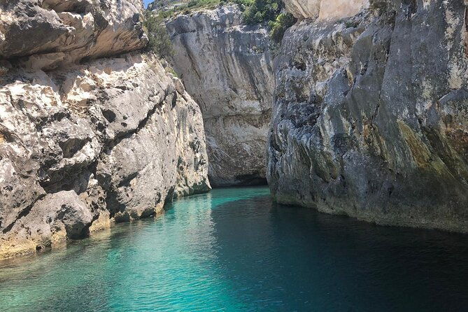 private-speedboat-for-the-grand-tour-of-national-park-grama-bay