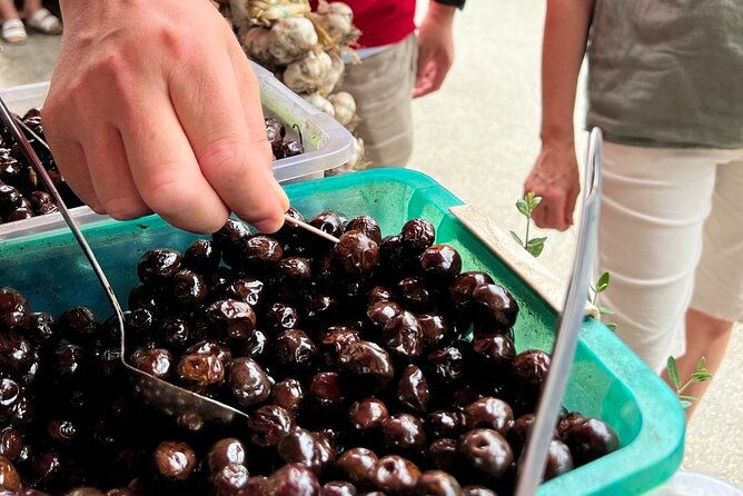 private-split-visit-diocletian-palace-taste-food-at-the-market
