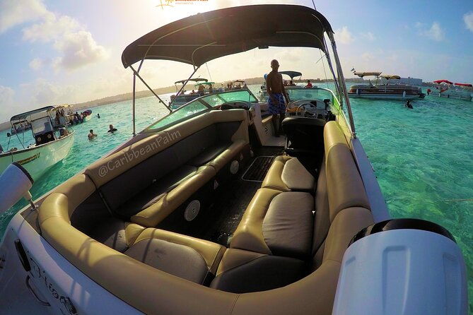 private-tour-in-luxury-boat-over-the-sea-of-7-colors