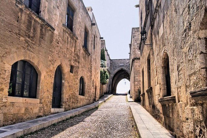 private-tour-in-the-jewish-quarter-grand-masters-palace