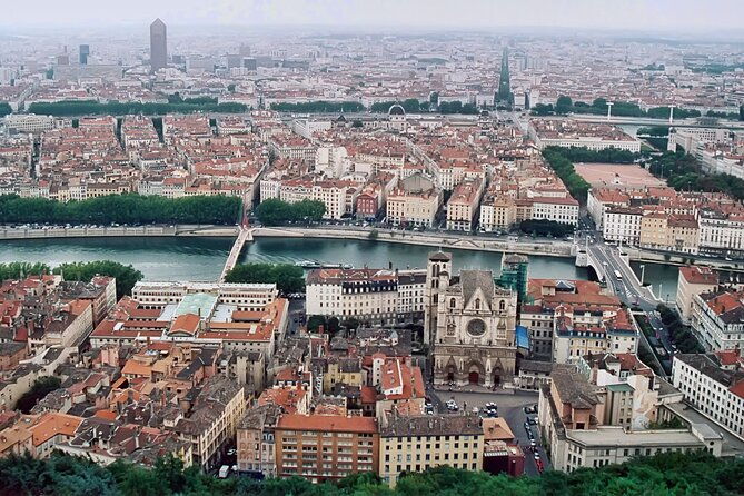 private-transfer-port-of-lyon-to-lyon-airport-lys-in-luxury-van