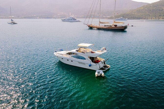 private-vip-motoryacht-charter-in-bodrum-for-6-hours-with-lunch