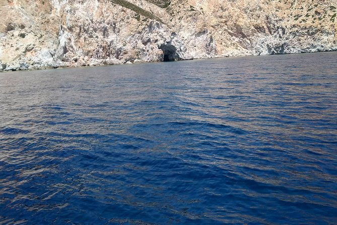 rent-a-boat-in-milos