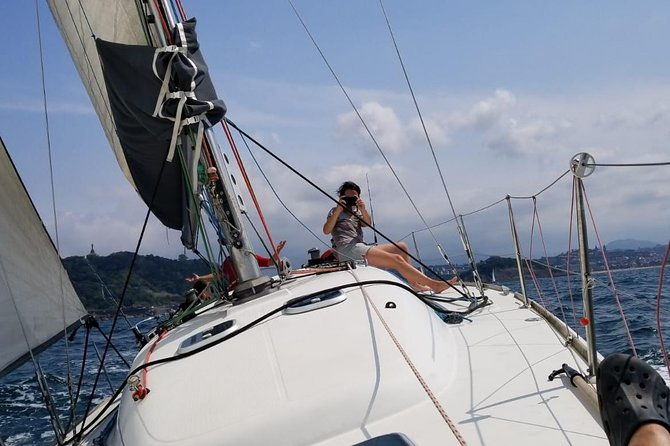 san-sebastian-private-sailing-at-la-concha-beach-pasai-donibane